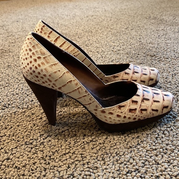 NWOT Hype Cream & Brown Heels Size 6 in Snakeskin Pattern - Picture 2 of 9